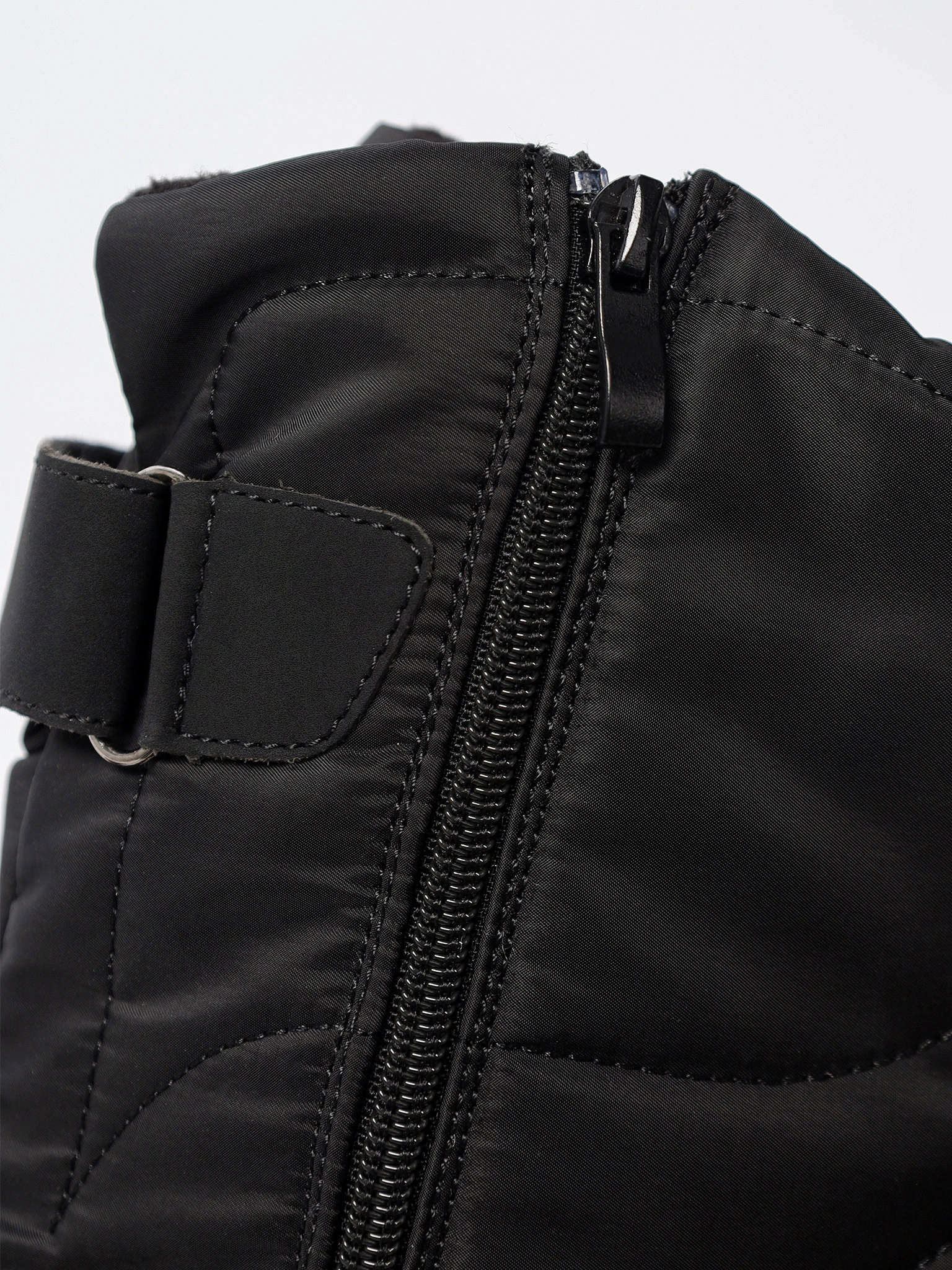 Дутики черного цвета на средней объемной подошве